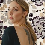 Sandréa, autoportrait sur fond de fleurs