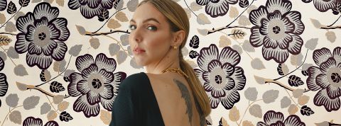 À FLEUR DE POST Sandréa, autoportrait sur fond de fleurs