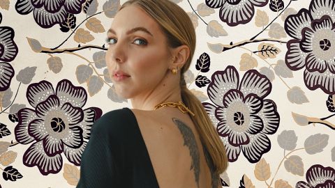 Sandréa, autoportrait sur fond de fleurs