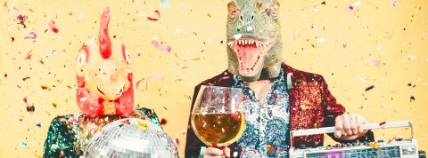 NFT.NYC ou crypto Coachella Deux personnes en train de faire la fête, avec sur la tête un masque de lézard et un de coq