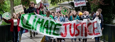 Pourquoi la COP26 a creusé les inégalités entre pays Des manifestants tiennent une banderole - Climate justice -