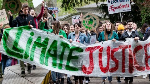 Des manifestants tiennent une banderole  - Climate justice - 