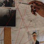 Main avec stylo désignant une photo sur un mur de documents dans le cadre d'une enquête