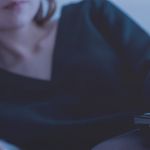 Femme allongée avec télécommande dans la main et logo TikTok