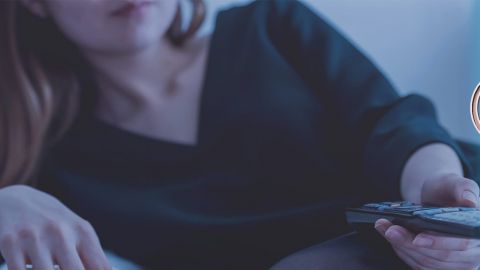 Femme allongée avec télécommande dans la main et logo TikTok