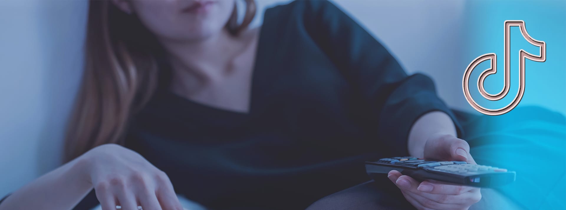 Femme allongée avec télécommande dans la main et logo TikTok