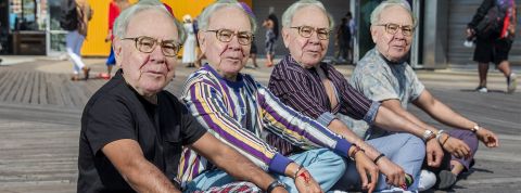 Karan Singh 4 personnes avec le visage de Warren Buffet