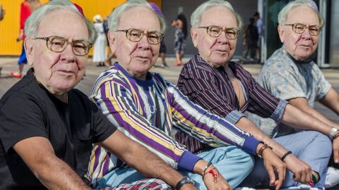 4 personnes avec le visage de Warren Buffet
