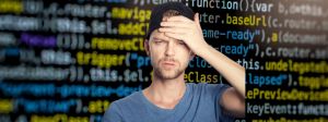 Un homme perplexe sur fond de lignes de code.