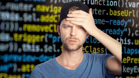 Un homme perplexe sur fond de lignes de code.