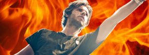 Orelsan sur fond de flammes