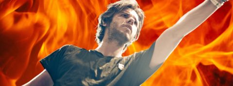 Les fans d'Orelsan ont déjà décortiqué les paroles de son dernier titre sur Genius Orelsan sur fond de flammes