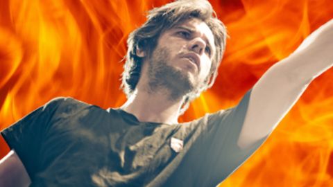 Orelsan sur fond de flammes