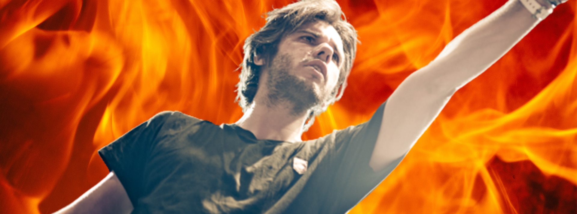Les fans d'Orelsan ont déjà décortiqué les paroles de son dernier titre sur Genius Orelsan sur fond de flammes
