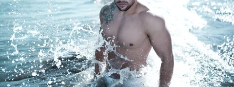 Best Kept Secret, le podcast érotique qui séduit les femmes Homme sexy éclaboussé d'eau de mer