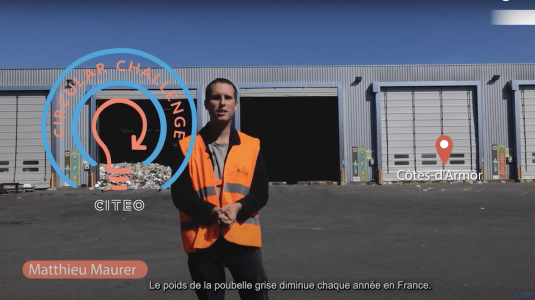 image reportage lixo intelligence artificielle recyclage journaliste reporter face caméra devant un entrepôt dans une région ensoleillée