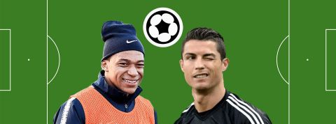 Sorare MBappé et Ronaldo sur fon terrain de foot avec logo Sorare en guise de ballon