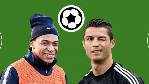 MBappé et Ronaldo sur fon terrain de foot avec logo Sorare en guise de ballon