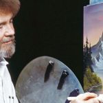 Le peintre Bob Ross peint un paysage montagneux et des arbres