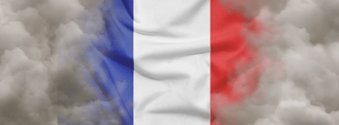 FRANCE : COP OU PAS COP D’ATTEINDRE LA NEUTRALITÉ CARBONE D’ICI 2050 ? Drapeau français avec nuages de fumée devant