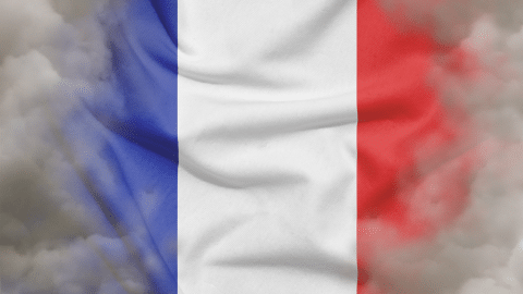 Drapeau français avec nuages de fumée devant