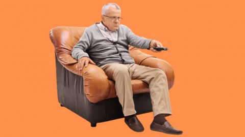 vieil homme dans un fauteuil