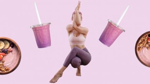 Une femme en train de faire du yoga sur fond rose