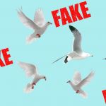 Des oiseaux sur fond bleu avec les mots fakes en rouge autour