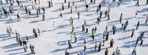 Vue aérienne de plein de gens discutant en groupes