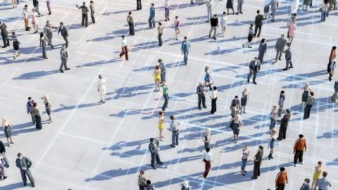 Vue aérienne de plein de gens discutant en groupes
