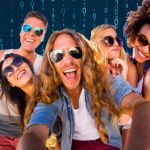 Un groupe d'amis sur fond de 1 et de 0