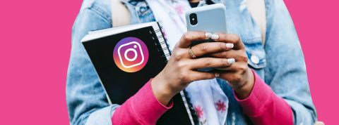 Une adolescente en train de scroller sur fond rose