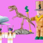 Sur fond rose, un squelette de t-rex, un bonhomme Lego et deux paires de baskets