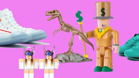 Sur fond rose, un squelette de t-rex, un bonhomme Lego et deux paires de baskets