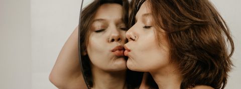 « Lego trip » : comment les micro-influencers et leur communauté se co-construisent ? Une femme embrasse un miroir