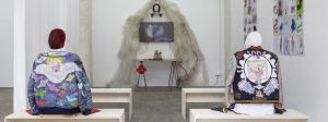 Installation d'art contemporain avec mannequins de dos aux blousons bariolés