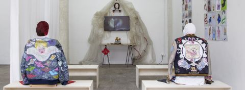 art contemporain Installation d'art contemporain avec mannequins de dos aux blousons bariolés