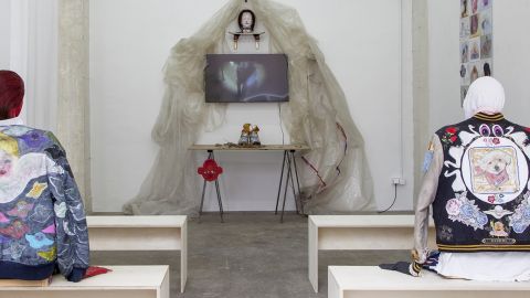 Installation d'art contemporain avec mannequins de dos aux blousons bariolés