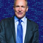 Tim Berners-Lee sur fond de lignes de codes