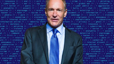 Tim Berners-Lee sur fond de lignes de codes