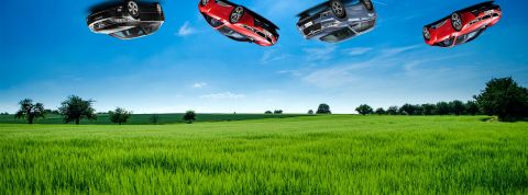 campagne-Akos-cars Vue de. campagne et voitures comme balancées dans le ciel