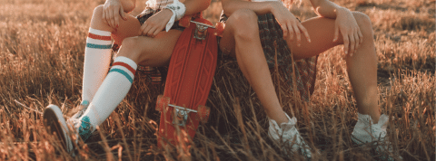 Les Z n'ont aucune intention de passer leur temps à travailler Deux filles dans l'herbe