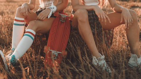 Deux filles dans l'herbe
