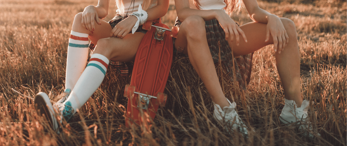 Les Z n'ont aucune intention de passer leur temps à travailler Deux filles dans l'herbe