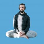 Un homme en train de méditer, en trois exemplaires