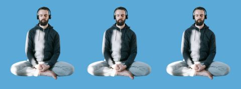 Calm, dernier rejeton du capitalisme psychisme Un homme en train de méditer, en trois exemplaires