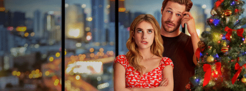 Les tropes de Noël qu'on adore Une fille et un garçon dans un appartement devant un sapin de Noël