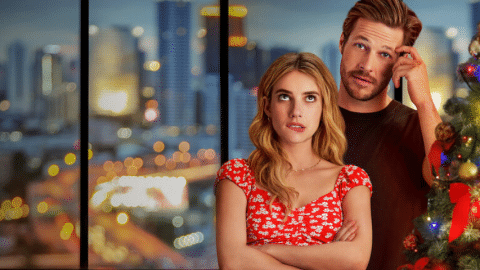 Une fille et un garçon dans un appartement devant un sapin de Noël