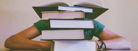 Good books : 5 essais tech de 2021 à lire Un homme sous une pile de livre