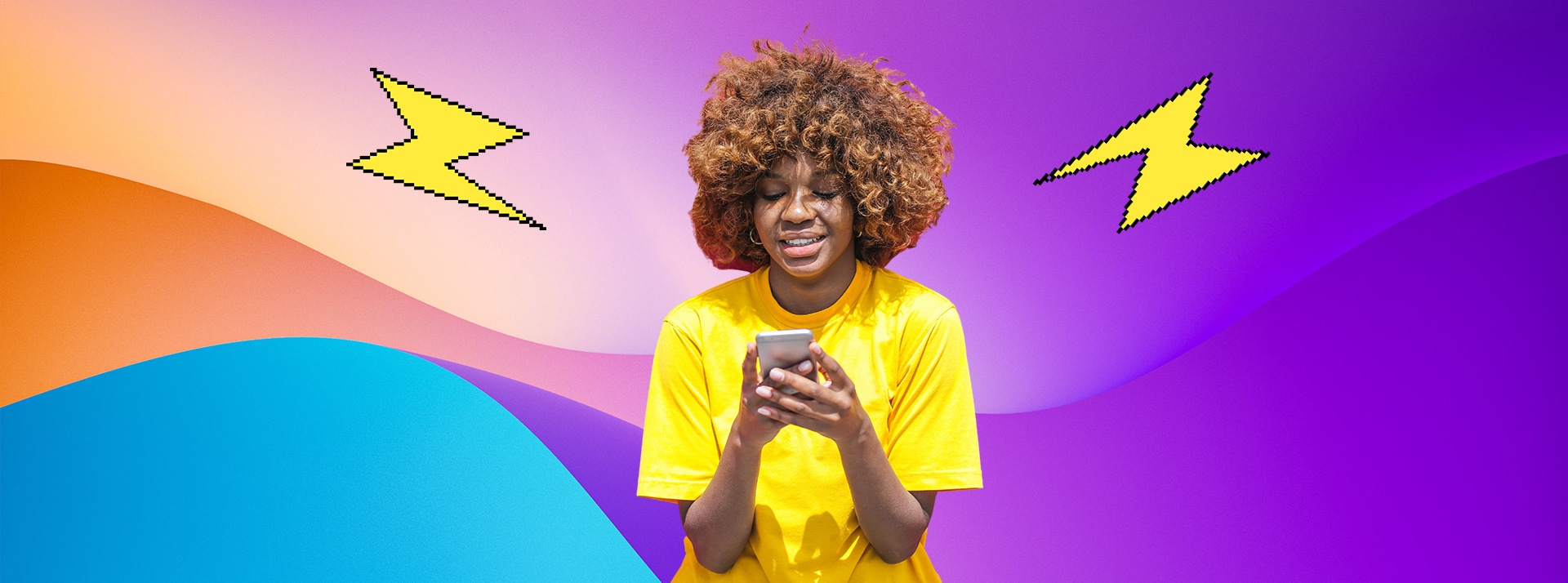 smartphone - L'ADN Jeune femme métisse en T-shirt jaune regardant son smartphone